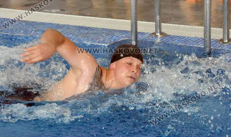 50 деца се състезаваха по плуване като алтернатива на наркотиците в Хасково