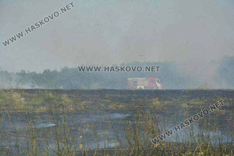 Евакуираха служители от шивашка фирма заради пожар край Хасково, затвориха път