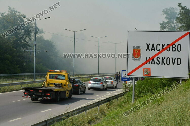 Евакуираха служители от шивашка фирма заради пожар край Хасково, затвориха път