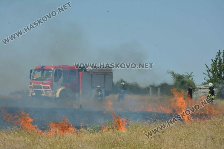 Евакуираха служители от шивашка фирма заради пожар край Хасково, затвориха път