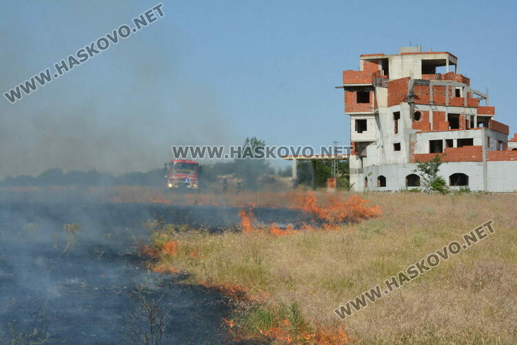 Евакуираха служители от шивашка фирма заради пожар край Хасково, затвориха път
