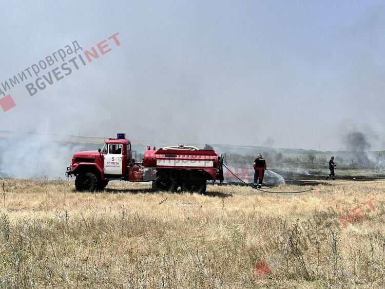 Избухна пожар в димитровградския квартал Изток, спасиха къщи