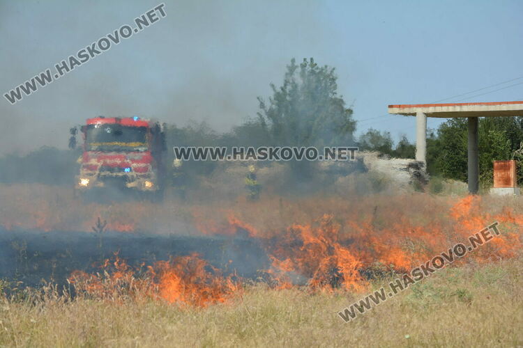 Евакуираха служители от шивашка фирма заради пожар край Хасково, затвориха път