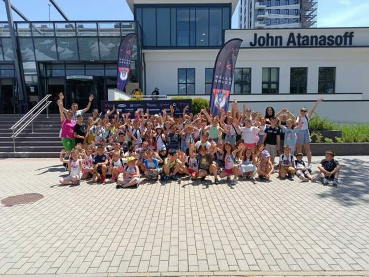 Повече от шестдесет деца от Радомир имаха възможност да посетят фестивала "Ало Космос. Говори България"