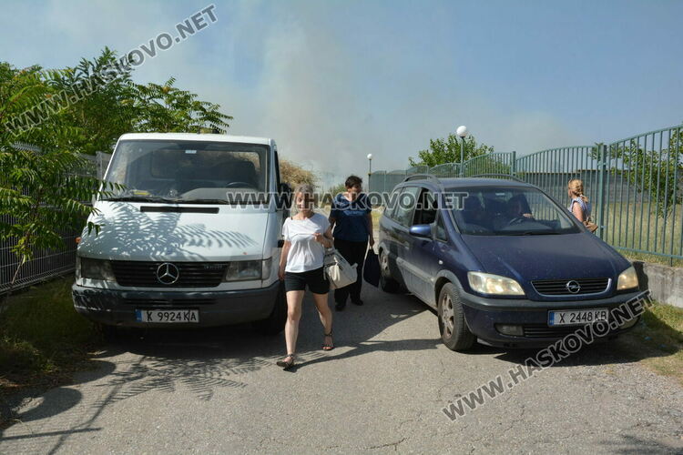 Евакуираха служители от шивашка фирма заради пожар край Хасково, затвориха път