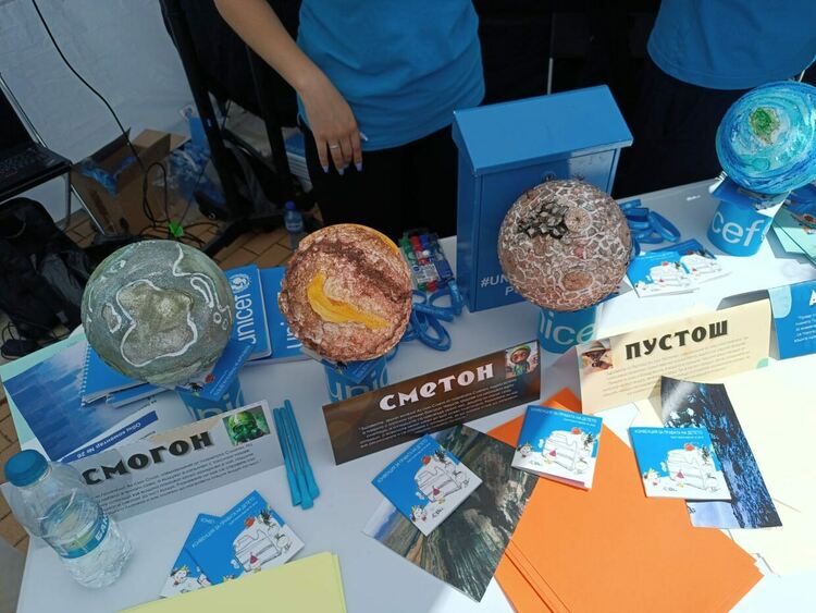 Повече от шестдесет деца от Радомир имаха възможност да посетят фестивала "Ало Космос. Говори България"