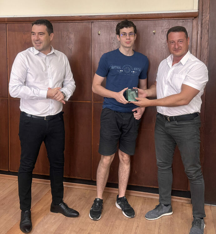 В съда наградиха изявени ученици в конкурса за „Есе по право“