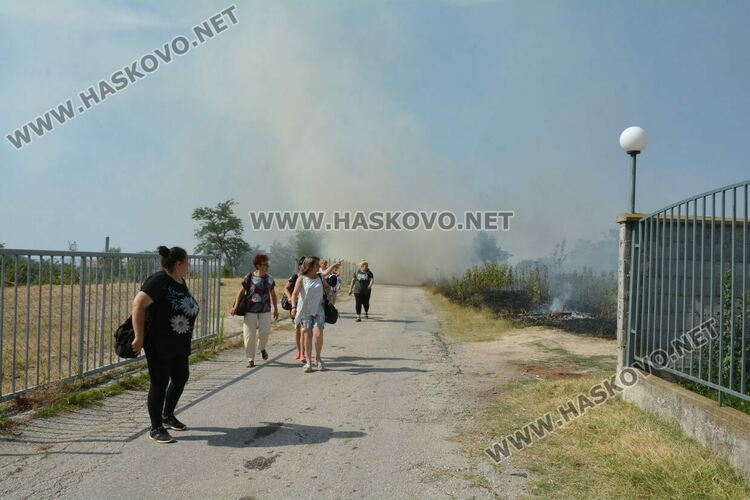 Евакуираха служители от шивашка фирма заради пожар край Хасково, затвориха път