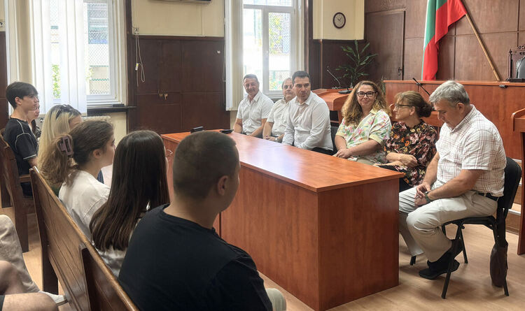 В съда наградиха изявени ученици в конкурса за „Есе по право“