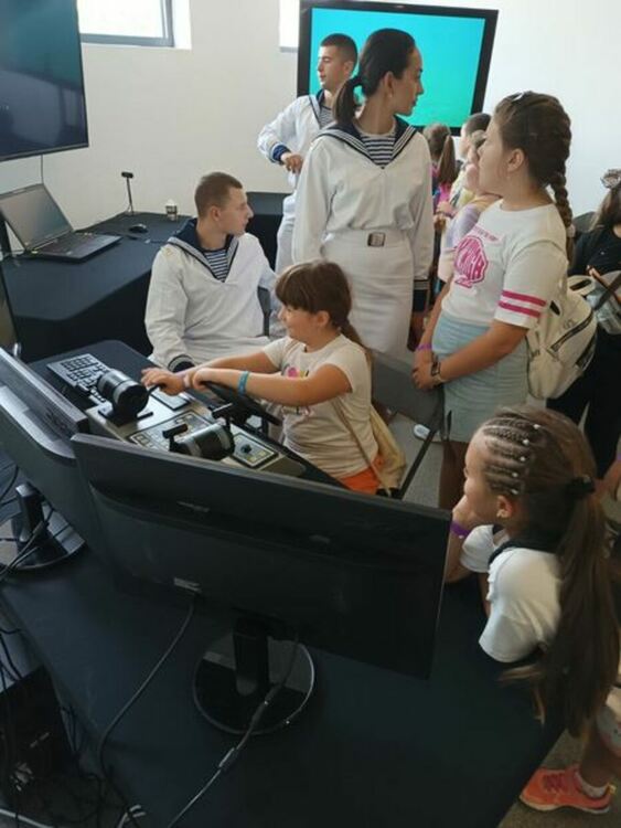 Повече от шестдесет деца от Радомир имаха възможност да посетят фестивала "Ало Космос. Говори България"