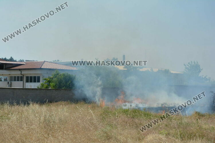 Евакуираха служители от шивашка фирма заради пожар край Хасково, затвориха път