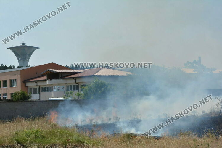 Евакуираха служители от шивашка фирма заради пожар край Хасково, затвориха път