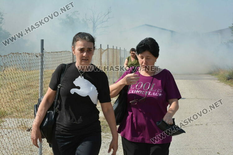 Евакуираха служители от шивашка фирма заради пожар край Хасково, затвориха път