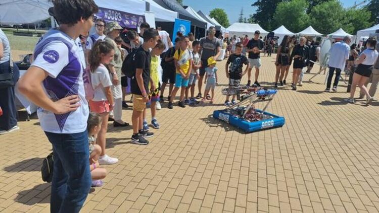 Повече от шестдесет деца от Радомир имаха възможност да посетят фестивала "Ало Космос. Говори България"