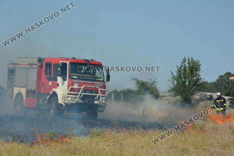 Евакуираха служители от шивашка фирма заради пожар край Хасково, затвориха път