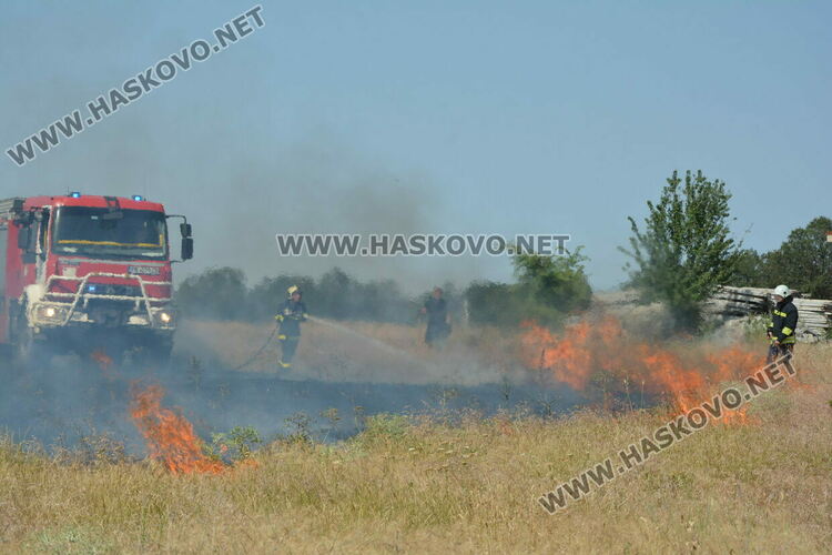 Евакуираха служители от шивашка фирма заради пожар край Хасково, затвориха път