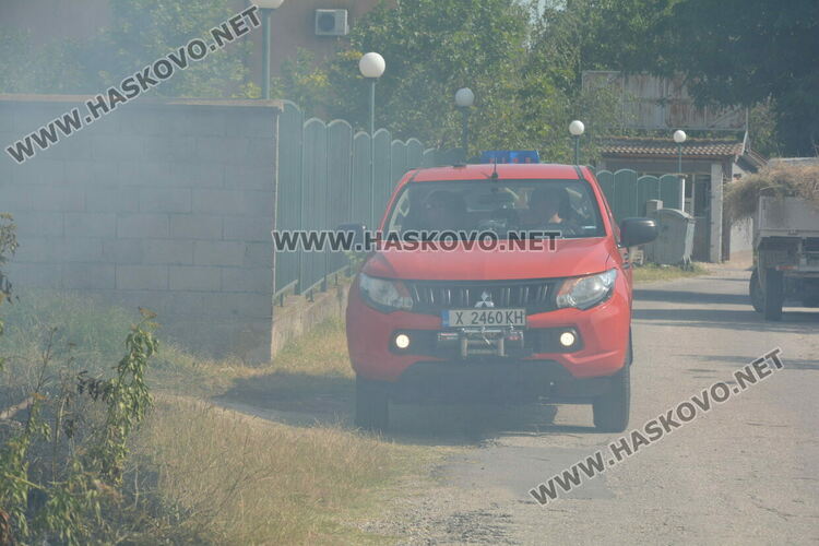 Евакуираха служители от шивашка фирма заради пожар край Хасково, затвориха път