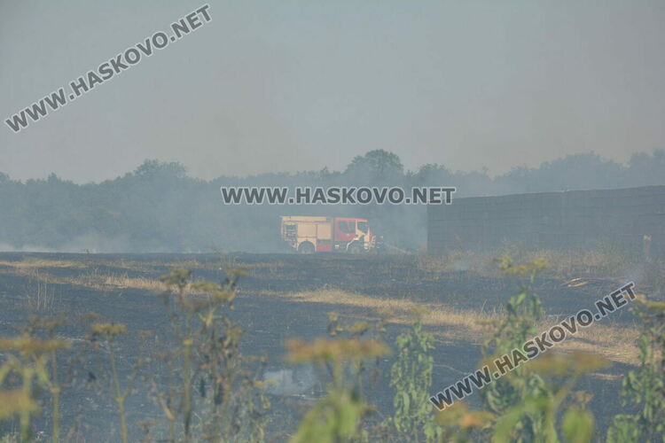 Евакуираха служители от шивашка фирма заради пожар край Хасково, затвориха път