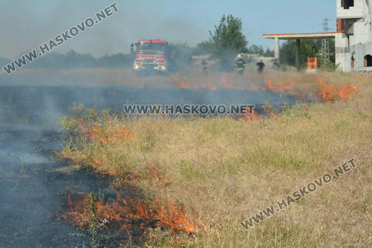 Евакуираха служители от шивашка фирма заради пожар край Хасково, затвориха път