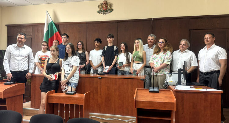 В съда наградиха изявени ученици в конкурса за „Есе по право“