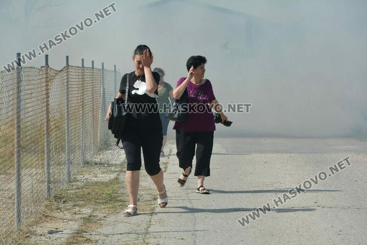 Евакуираха служители от шивашка фирма заради пожар край Хасково, затвориха път