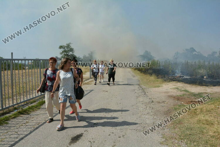 Евакуираха служители от шивашка фирма заради пожар край Хасково, затвориха път