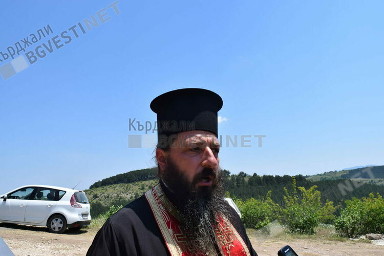 Свещеноиконом Николай Величков