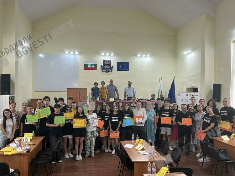 Ученици от Кърджали мериха знания в състезание "Гражданите и местната власт"