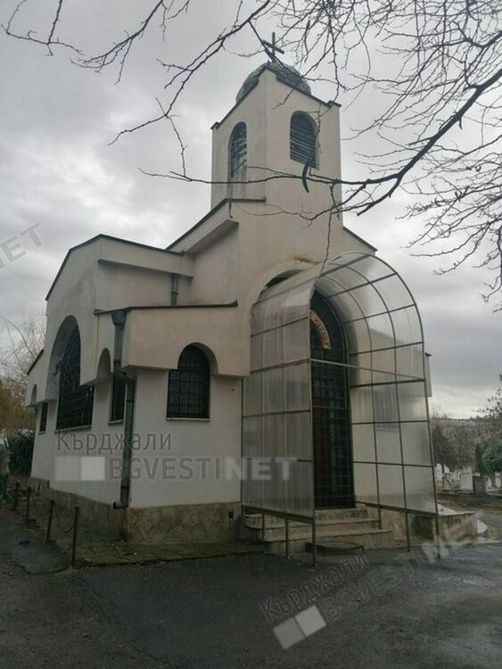 Свещеноиконом Николай Величков поема храма в гробищния парк на Кърджали