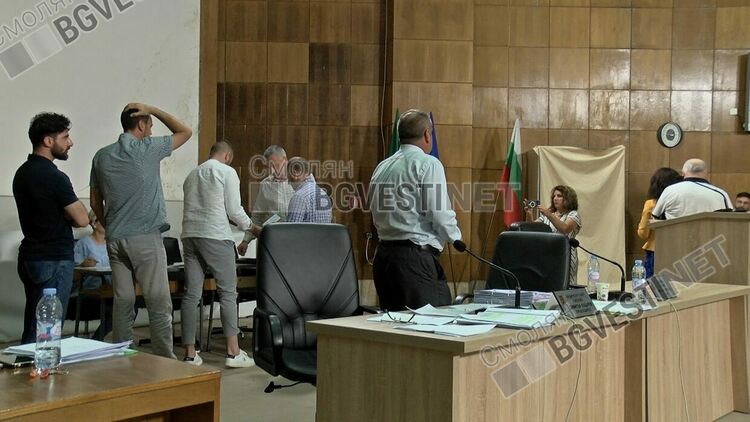 Част от общинските съветници провалиха кворума за удостояването на Никола Проданов с отличие, подкрепиха трима за почетно звание