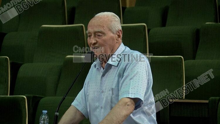 95-годишният Георги Милушев търпеливо изчака пет часа,за да благодари за почетното звание