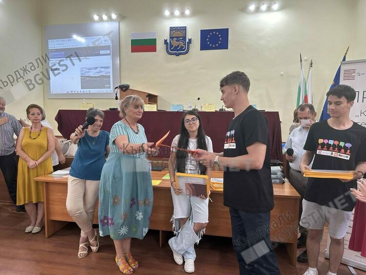 Ученици от Кърджали мериха знания в състезание "Гражданите и местната власт"