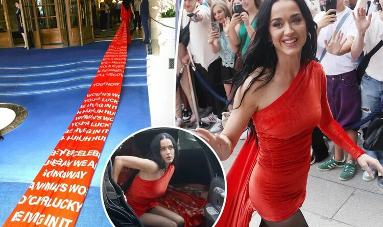 Кейти Пери представи сингъла си Woman’s World с червен шлейф от...182 метра ВИДЕО