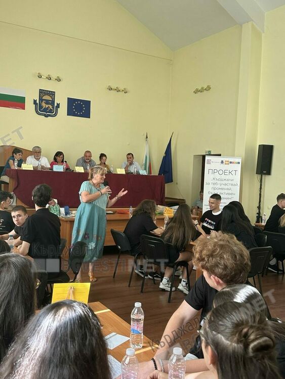 Ученици от Кърджали мериха знания в състезание "Гражданите и местната власт"