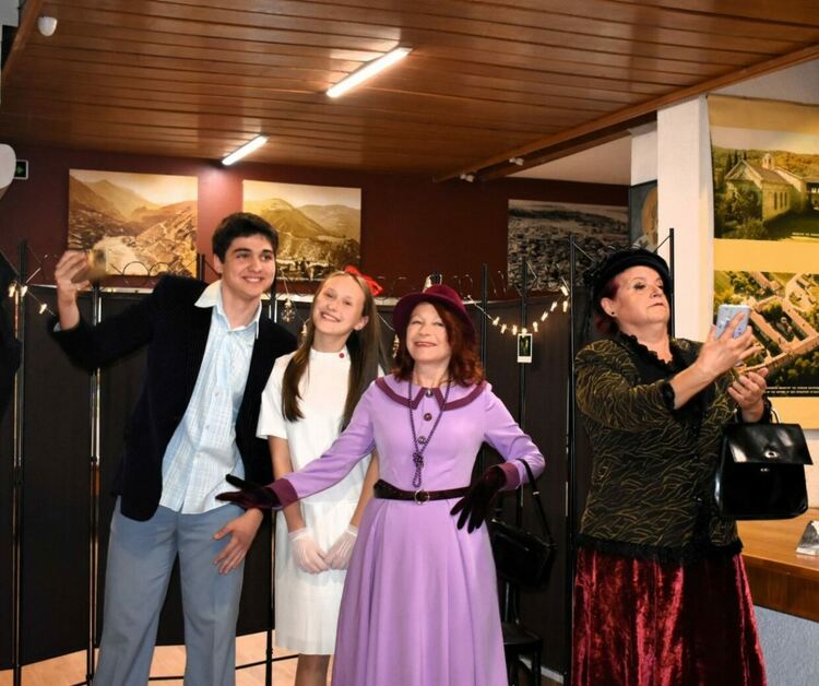 Изложба в Асеновград представи фотографията в миналото и сега 