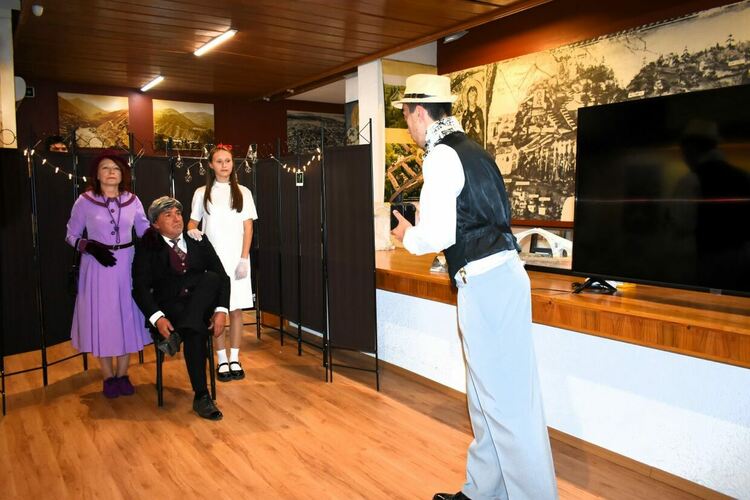 Изложба в Асеновград представи фотографията в миналото и сега 