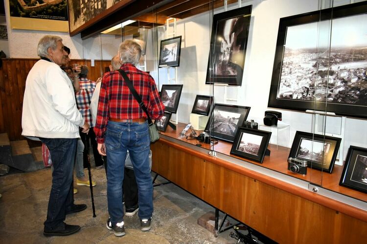 Изложба в Асеновград представи фотографията в миналото и сега 