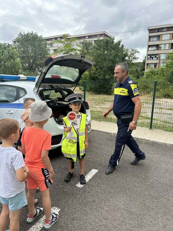 70 възпитаници на две детски градини в Кърджали получиха основни познания по пътна безопасност на специална площадка