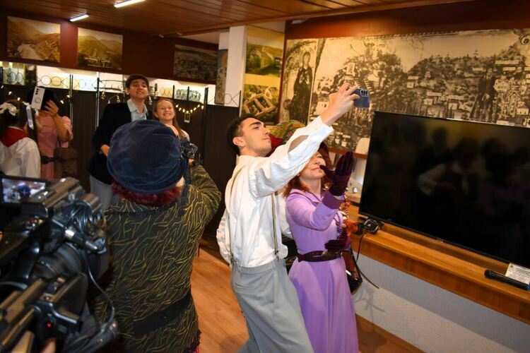 Изложба в Асеновград представи фотографията в миналото и сега 