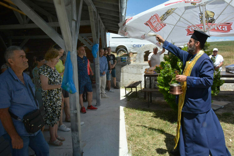В Конуш почетоха Свети равноапостоли Петър и Павел