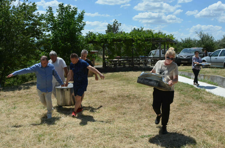 В Конуш почетоха Свети равноапостоли Петър и Павел