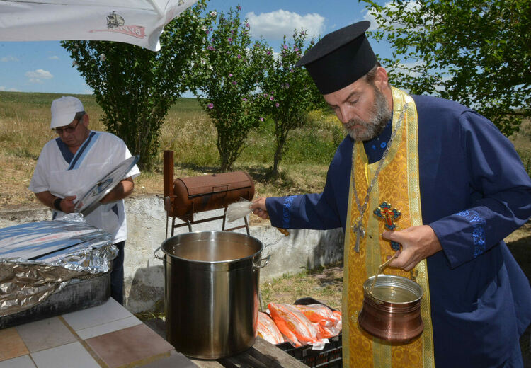 В Конуш почетоха Свети равноапостоли Петър и Павел