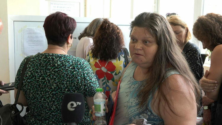 Хората чакат цяла седмица на опашка пред ТЕЛК-а в Хасково