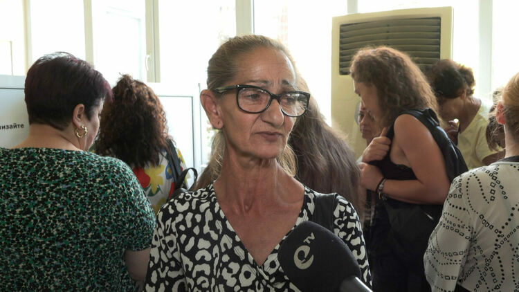 Хората чакат цяла седмица на опашка пред ТЕЛК-а в Хасково