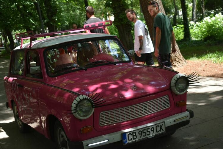 Над 200 автомобили и мотоциклети бяха показани на петия автомобилен Ретропарад