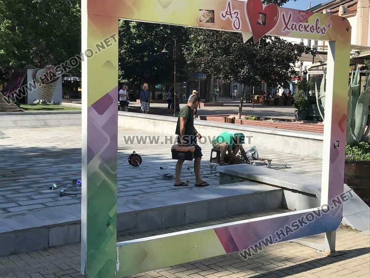 Текат последни приготовления за пускането на шадравана на пл. „Свобода“