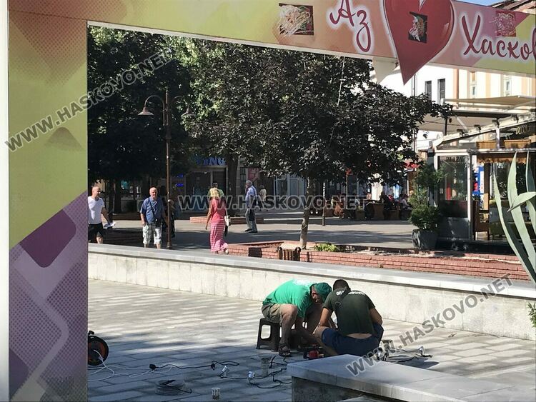 Текат последни приготовления за пускането на шадравана на пл. „Свобода“