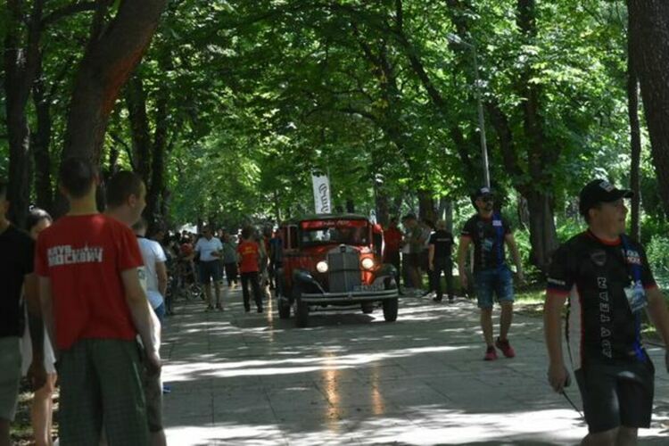 Над 200 автомобили и мотоциклети бяха показани на петия автомобилен Ретропарад