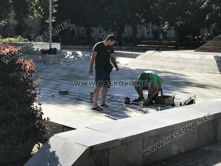 Текат последни приготовления за пускането на шадравана на пл. „Свобода“