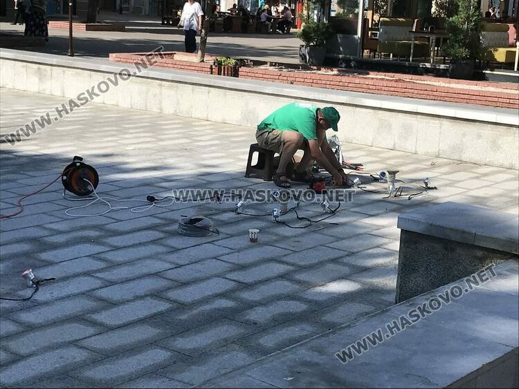 Текат последни приготовления за пускането на шадравана на пл. „Свобода“